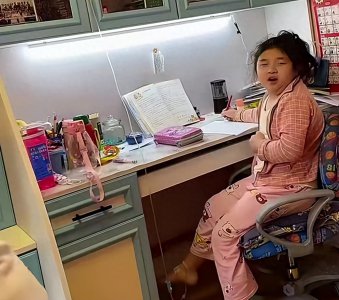 ​小童星李欣蕊因生病全身浮肿，边输液边学习，乖巧得让人心疼