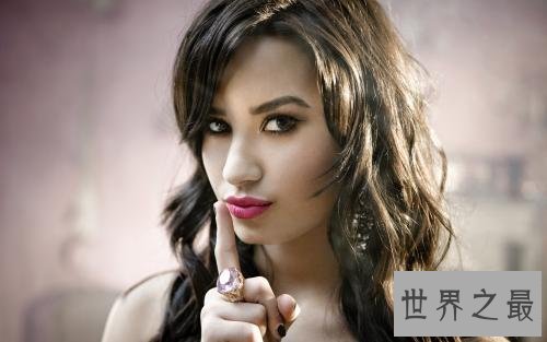 世界十大最美女歌手，凭着歌声红遍大江南北。