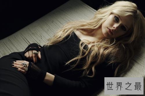 世界十大最美女歌手，凭着歌声红遍大江南北。