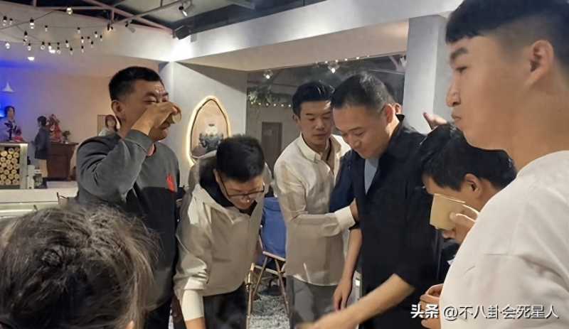 黄渤妻子(妻子小欧罕见露面显年轻)
