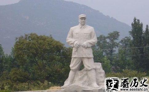 周纯全雕像