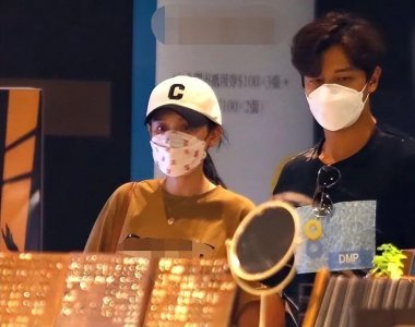 ​陈乔恩婚后和老公首度同框，素颜侧脸显臃肿