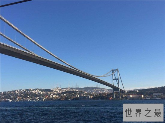 博斯普鲁斯海峡大桥共有三座，远处看像条金黄色的龙