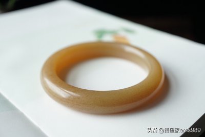 ​玉手镯一般多少钱可以买到真的啊（玉手镯多少钱的是正品，玉无价）