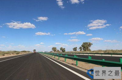 ​世界上穿越沙漠最长的高速公路：中国京新高速（图）