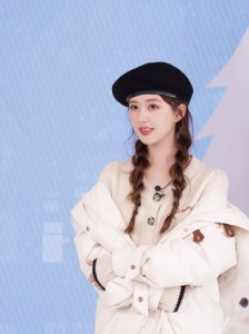 ​赵露思穿羽绒服贝雷帽 香甜软糯冬日氛围浓
