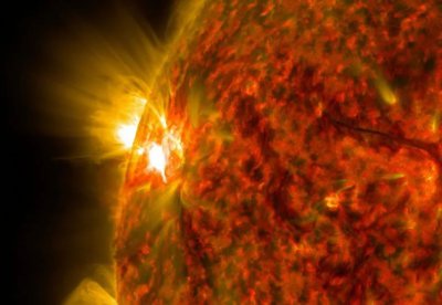 ​太阳黑子AR3038产生一个日冕物质抛射CME 可能正飞向地球