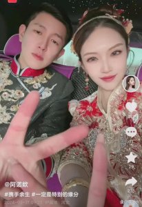​赵玉田前妻再嫁富豪，二婚气势不输头婚，老公开宾利当过兵