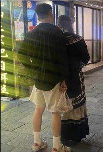 ​云南偶遇张馨予：和何捷逛着集市吃着杨梅，小细节暴露情感状况