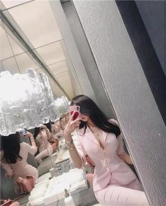 ​在100层的天际酒廊，邀约冷漠女高管
