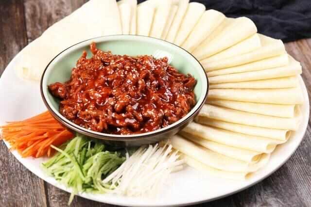 生活北京经典的十大特色美食：京酱肉丝上榜，驴打滚排第一位  3