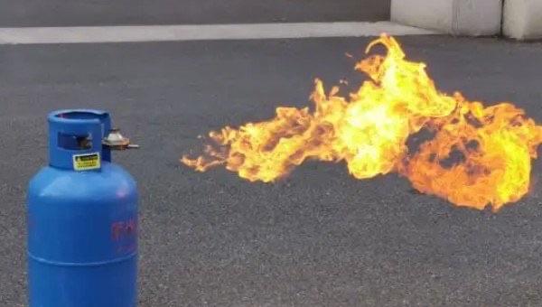 生活煤气罐着火先灭火还是先关阀门，煤气罐使用注意事项  1