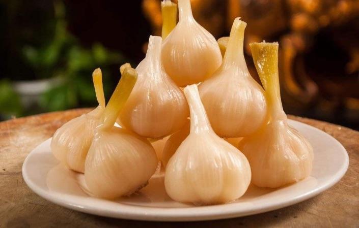 生活糖醋蒜的功效与作用 糖醋蒜吃了有什么好处和坏处  1