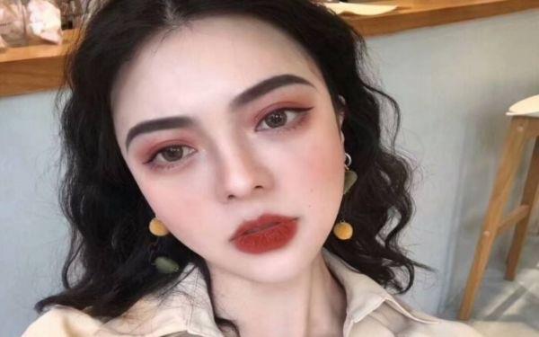 生活如何化妆自然好看 怎样化淡妆好看又简单  2