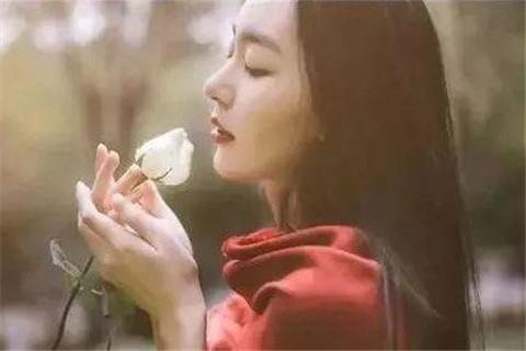 大胆的在女生面前自恋