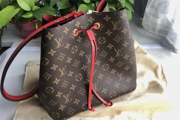 生活lv水桶包真假对比 lv水桶包里面的编码在哪里  2