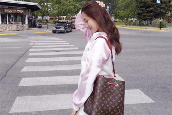 生活lv水桶包真假对比 lv水桶包里面的编码在哪里  3