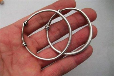 ​银手镯戴左手好还是右手好？银饰戴左手比较好（能辟邪）