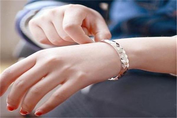 生活银手镯戴左手好还是右手好？银饰戴左手比较好（能辟邪）  3