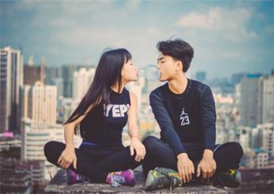 ​水瓶座女生喜欢一个人的表现 水瓶座女生爱一个人的表现