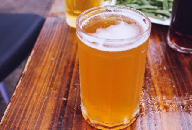 生活青岛啤酒工人在原料仓内小便，网友：这一尿市值上亿，跌停没跑了  4