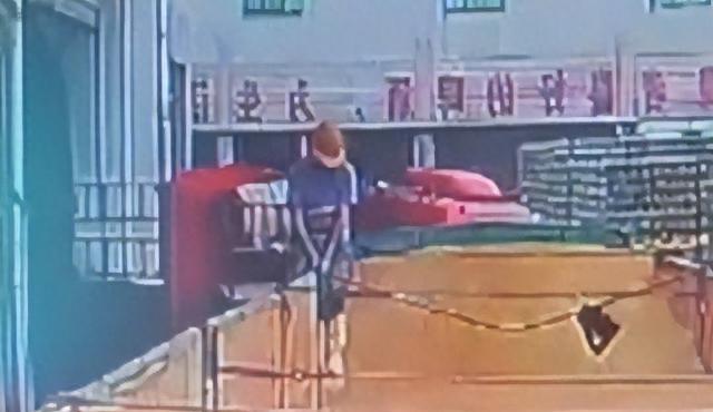 生活青岛啤酒工人在原料仓内小便，网友：这一尿市值上亿，跌停没跑了  1