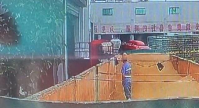 生活青岛啤酒工人在原料仓内小便，网友：这一尿市值上亿，跌停没跑了  2