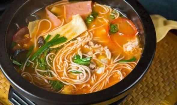 生活过桥米线是哪里的特产（过桥米线的来历和典故）  2