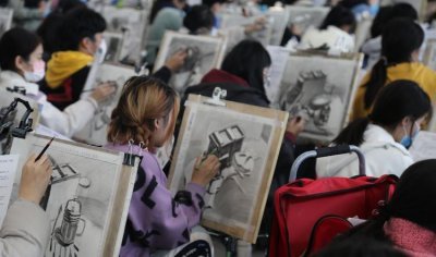 ​艺考费用大概多少钱啊,艺术类大学生每年必交的开销是多少？