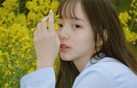 女生不仅点赞还加了评论