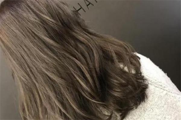 生活冷棕色需要漂吗 冷棕色头发掉色后是什么颜色  2