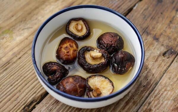 生活干香菇需要泡多长时间 干香菇用热水还是冷水泡  1