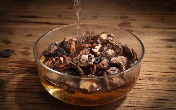 生活干香菇需要泡多长时间 干香菇用热水还是冷水泡  3