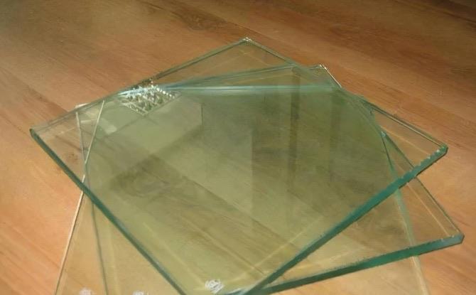 生活为什么钢化玻璃砸击后看上去有裂纹但表面完好 钢化玻璃为什么会自爆  1