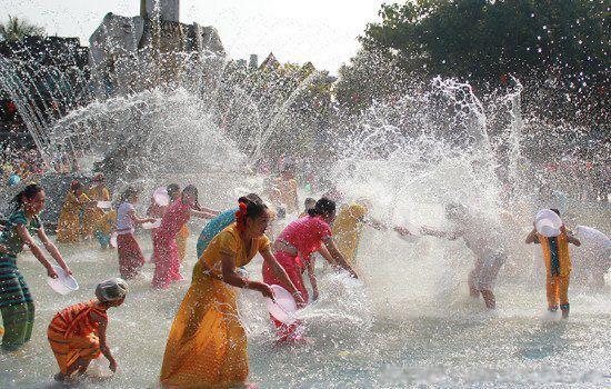 生活傣族的传统节日是什么 傣族泼水节的风俗简介 4
