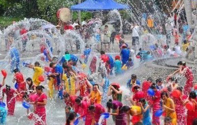 ​傣族的传统节日是什么 傣族泼水节的风俗简介