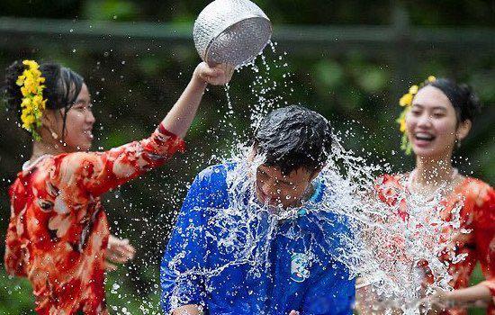 生活傣族的传统节日是什么 傣族泼水节的风俗简介 3
