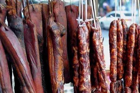 生活腌制香肠时为了使它呈现红色一般会加入（放红曲粉可以变成红色）  1