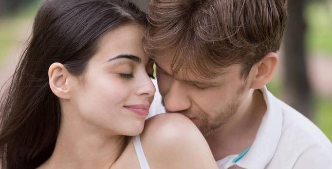 生活男子被女友亲到鼓膜破裂进医院 亲吻太用力会怎样  1