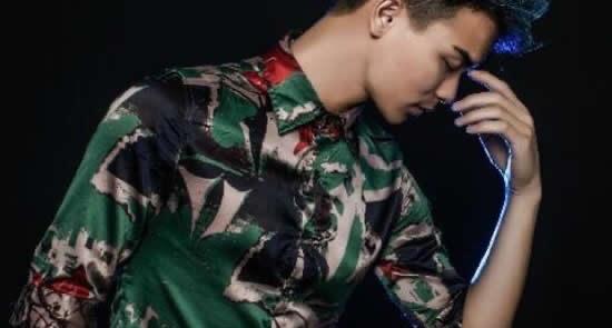 生活冷冷街中我独自在徒步是什么歌，演唱者是谁？  2