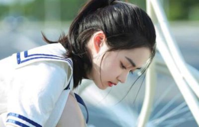 ​一个女生知道我喜欢她还总和我聊天说明什么？