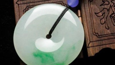 ​翡翠和玉的区别是什么?翡翠和玉哪个更好