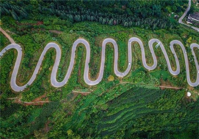 生活中国最意外的盘山公路：因经费不足绕了68道弯，却美得脱俗  3