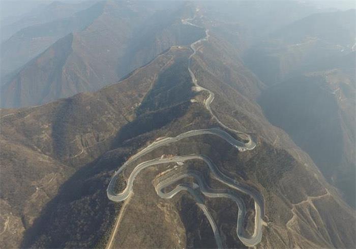 生活中国最意外的盘山公路：因经费不足绕了68道弯，却美得脱俗  2