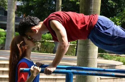 早安午安晚安的含义 女生主动这样说的潜台词，别不懂