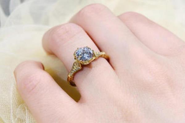 生活食指戴戒指是什么意思?意味着单身但想恋爱(与小指不同) 3