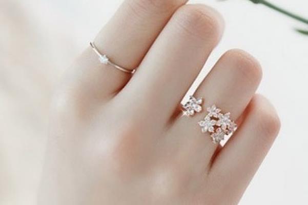 生活食指戴戒指是什么意思?意味着单身但想恋爱(与小指不同) 1