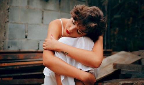 女人的沉默下是绝望