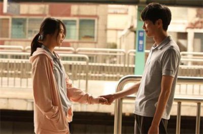 ​女生哪些暗示是对你有好感，女生对你有好感的4个表现