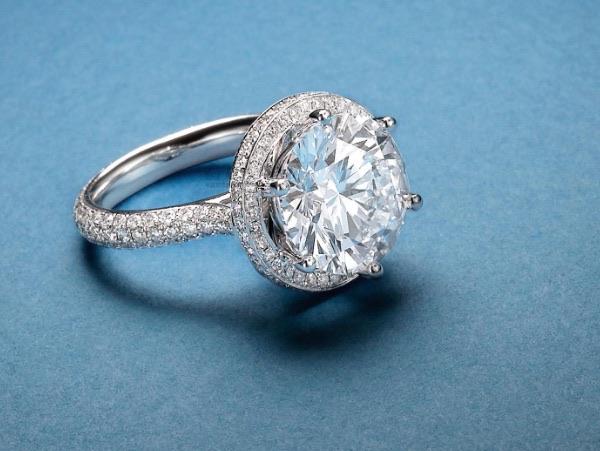 生活钻石逐渐被年轻人抛弃了吗 年轻人为什么不喜欢买钻戒了  2